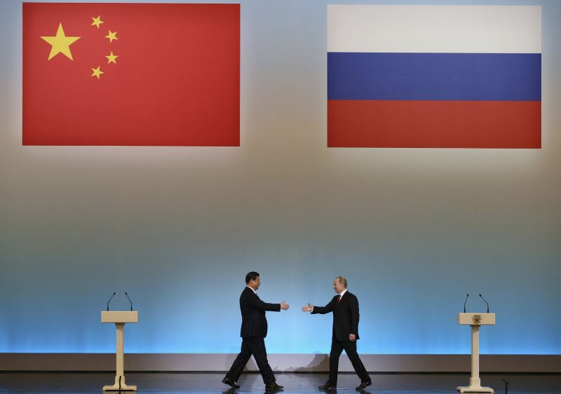 Vladimir Putin (dir.) recebe Xi Jinping no Kremlin | Sergei Ilnitsky/Reuters