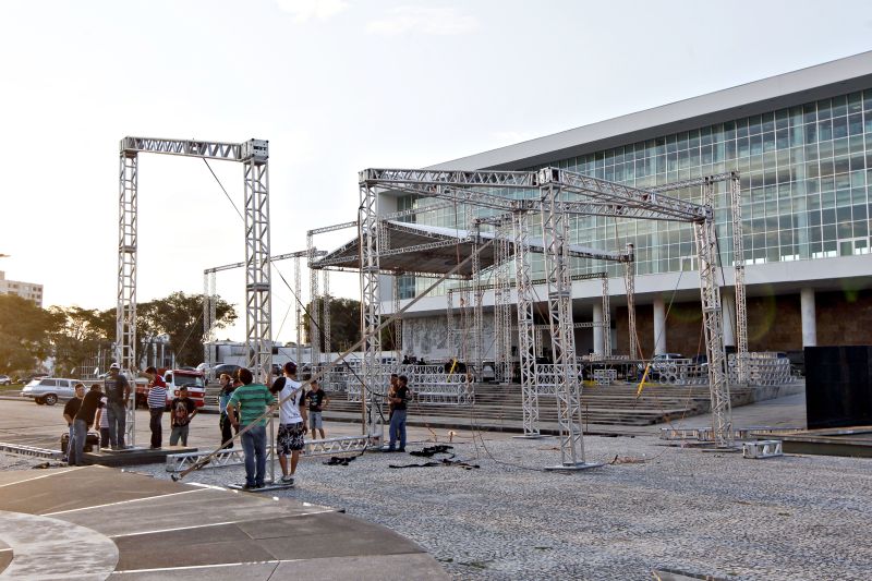 Palco sendo montado na Praça Nossa Senhora de Salette, em Curitiba: missa e ação social | Daniel Castellano/Gazeta do Povo