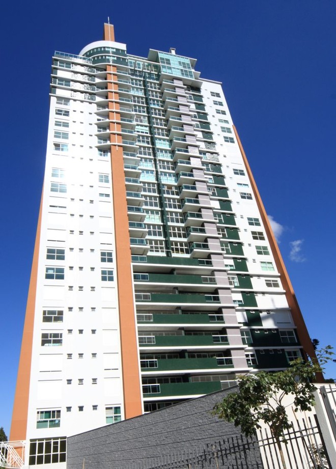 Edifício Avant Garde, por Doria Lopes Fiuza: volumetria tratada assimetricamente, uso de cores vivas e composição de linhas verticais e horizontais em equilíbrio |