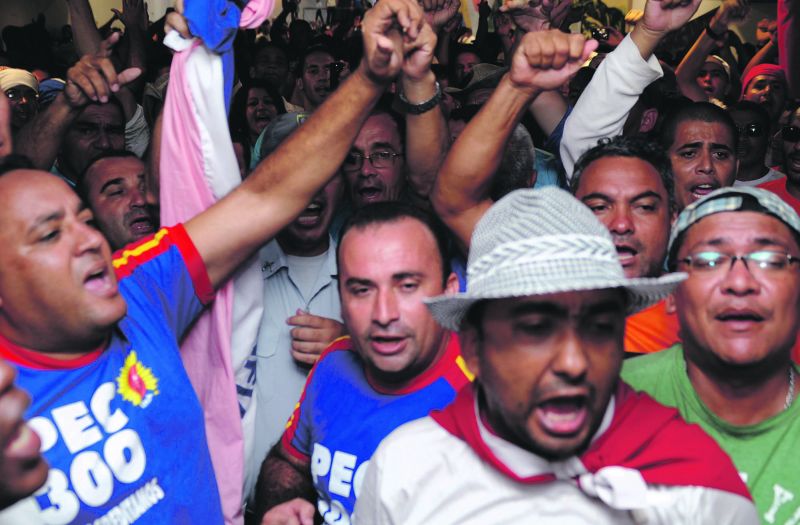 Protesto pela aprovação da PEC que regulamenta o piso dos policiais em 2010: proposta espera segunda votação há três anos | Jeanine Morais/ Agência Câmera