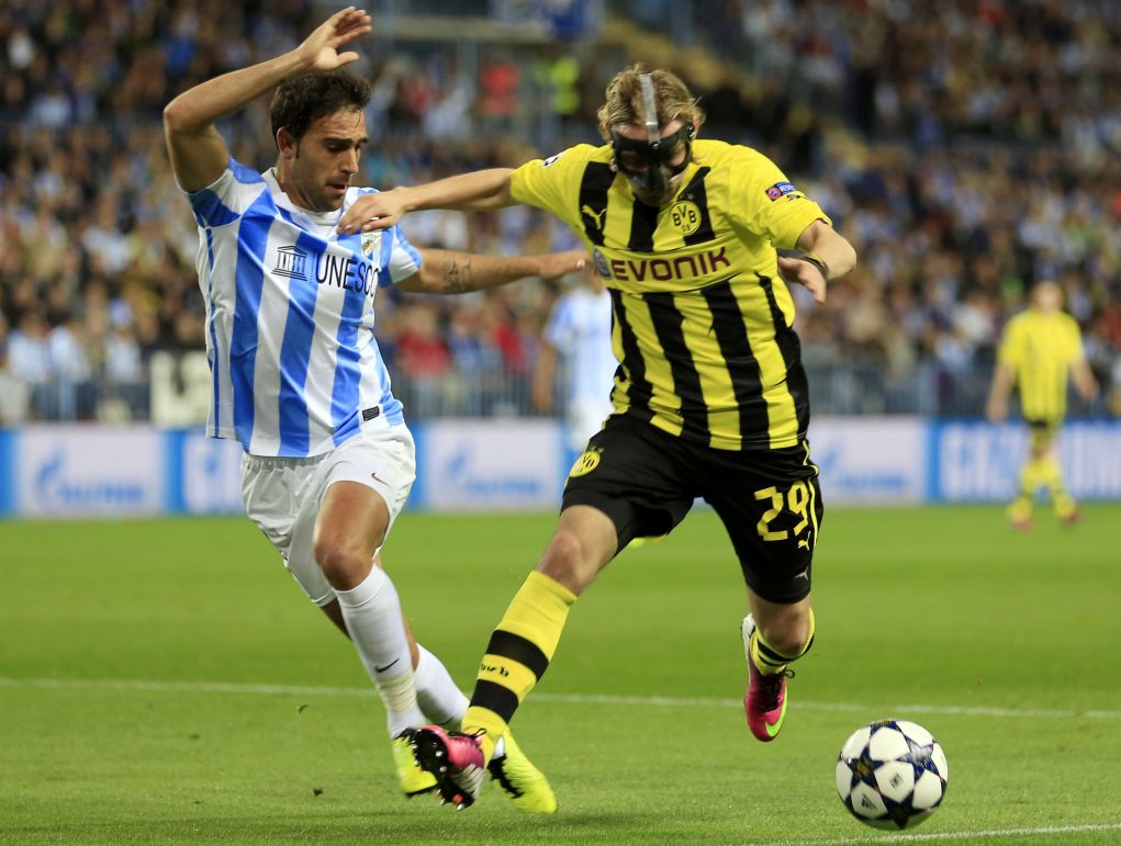 Schmelzer, de máscara, tenta passar pelo marcador | Reuters