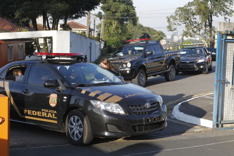 Agentes chegam à sede da Polícia Federal em Curitiba: 22 pessoas foram presas no Paraná, 13 delas na capital | Antônio More/ Gazeta do Povo