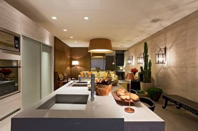 Diferentes camadas de luz, com luminárias fixas e móveis, traz sensação de aconchego |