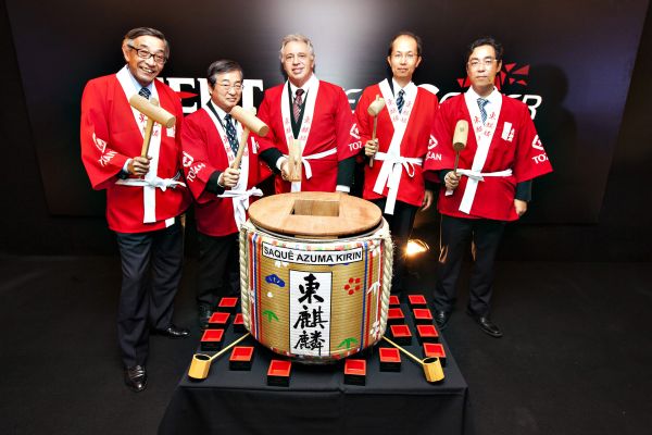 O prefeito de São José dos Pinhais, Luiz Carlos Setim (ao centro), entrou no clima da tradicional cerimônia japonesa Kagami Biraki, que marcou a inauguração oficial do JSATC-JTEKT South America Technical Center, primeiro centro tecnológico do grupo japonês JTEKT na América do Sul. O evento, nesta terça-feira, contou com as presenças do diretor executivo sênior da JTEKT Japão, Seiho Kawakami, o cônsul-geral do Japão em Curitiba, Yoshio Uchiyama (ambos à esq.), o vice-presidente de Compras Mercosul da Toyota do Brasil, Hideaki Nakamura, e o presidente da JTEKT do Brasil, Hiroto Nakamura (ambos à dir.) | Rafael Danielewicz