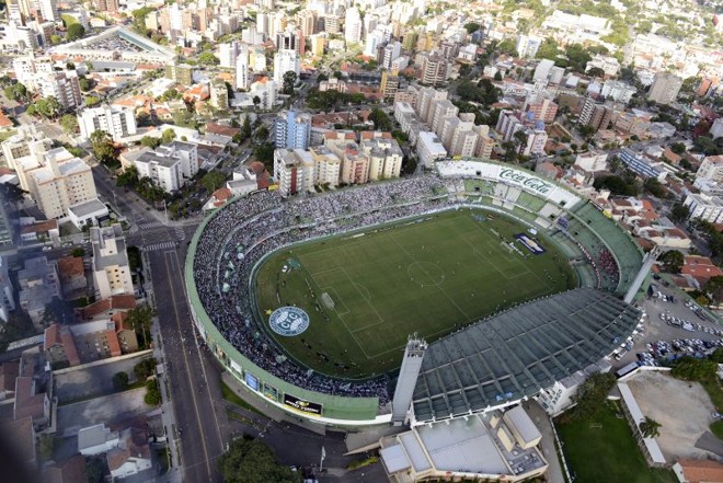 Disputa de cabeça entre Almeida e Crislan |