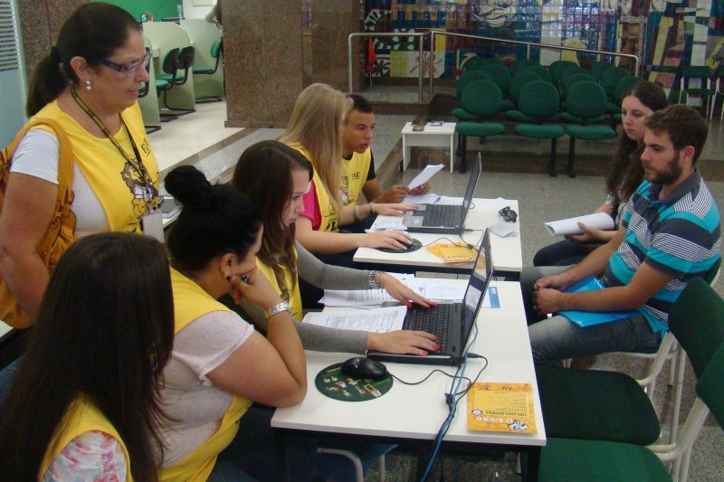 Projeto Amansando o Leão, com estudantes de Contabilidade da FAE Centro Universitário em ação. Orientações para quem precisa | Divulgação