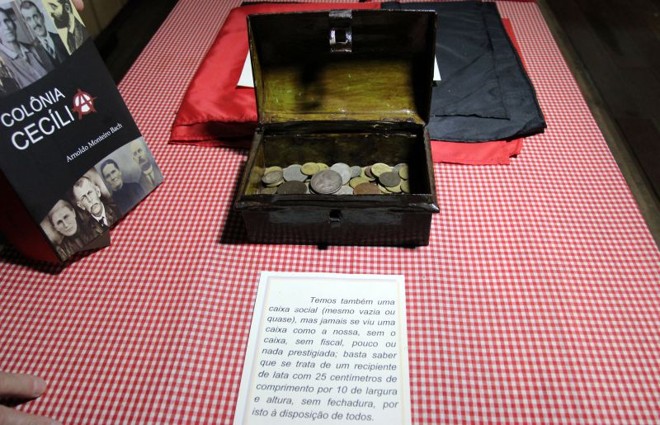Réplica mostra como era o caixa comum da comunidade |