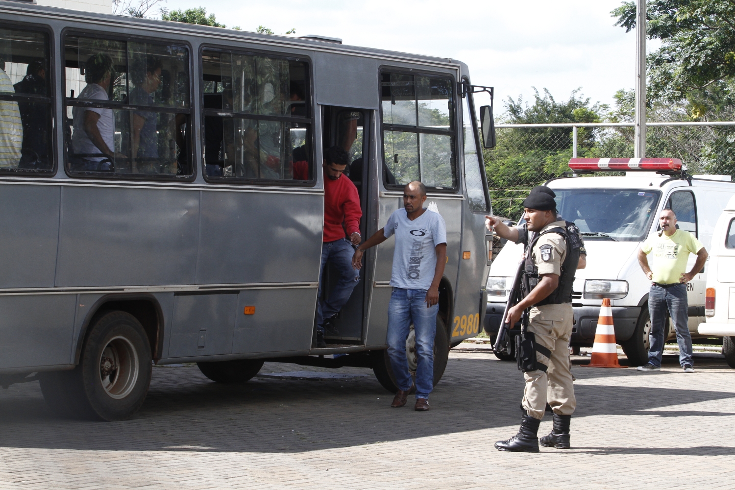 Empresários e funcionários foram transferidos de ônibus para a PEL II em Londrina | Roberto Custódio/Jornal de Londrina