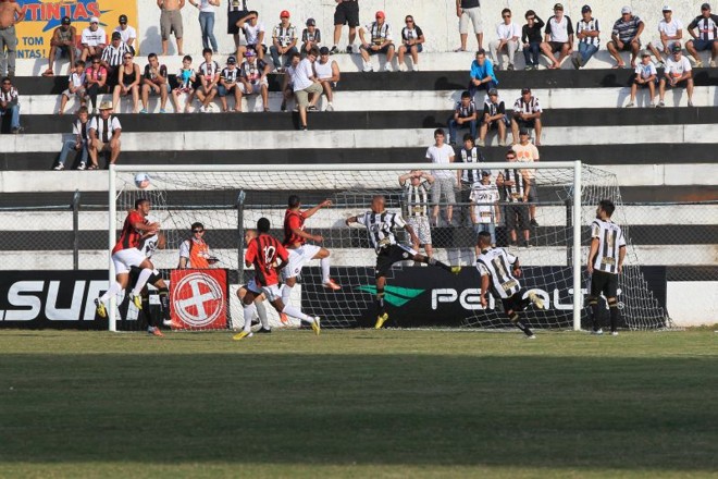 Bola na área do Operário |