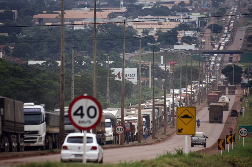 Motor desligado: caminhoneiros ficaram mais de quatro horas parados na BR-163. Fila atingiu 30 km. | Jonathan Campos / Gazeta Do Povo