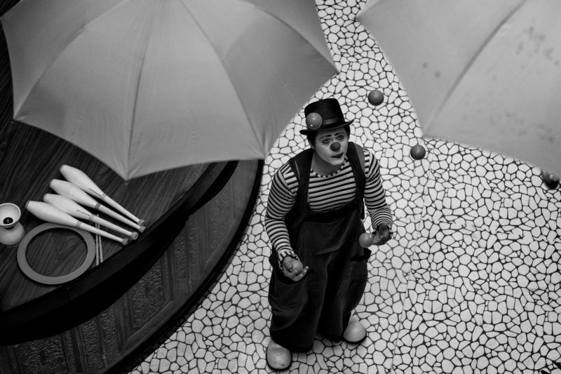 Palhaço faz malabarismo no memorial de Curitiba durante o Festival de Teatro | Henry Milleo/Gazeta do Povo