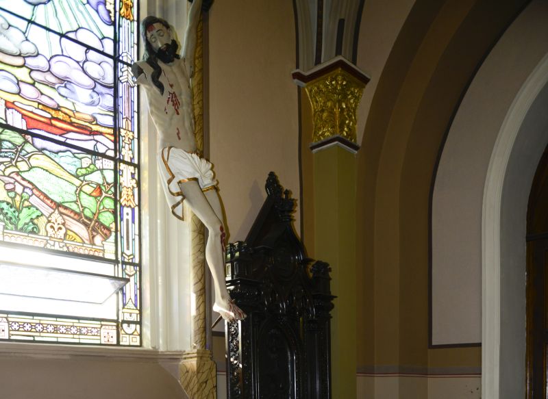 Um homem foi detido pela PM por volta das 16 horas desta segunda-feira (29) depois de quebrar imagens sacras da Catedral Basílica Menor de Nossa Senhora da Luz, na Praça Tiradentes, no centro de Curitiba | Henry Milleo / Agência de Notícias Gazeta do Povo