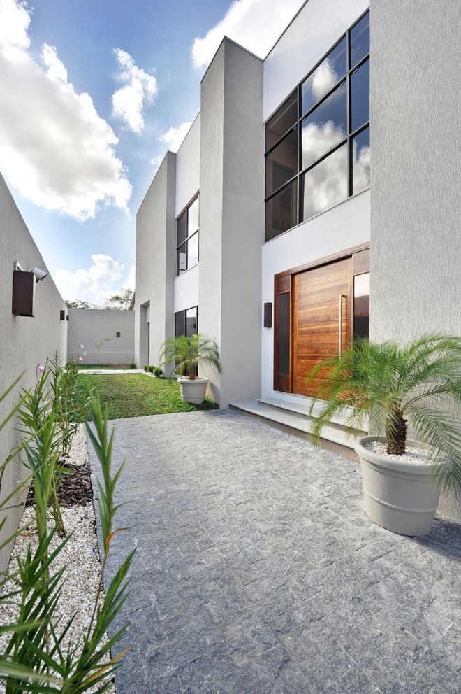 Empresa, pelo arquiteto Felipe Bender: recortes na estrutura, porta em madeira e valorização da fachada para obter o melhor custo-benefício |