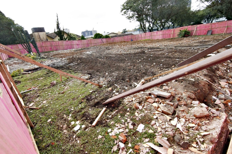 Área onde ficava o Casarão dos Passos Oliveira, em São José dos Pinhais, logo após a demolição, em 2011 | Aniele Nascimento/ Gazeta do Povo