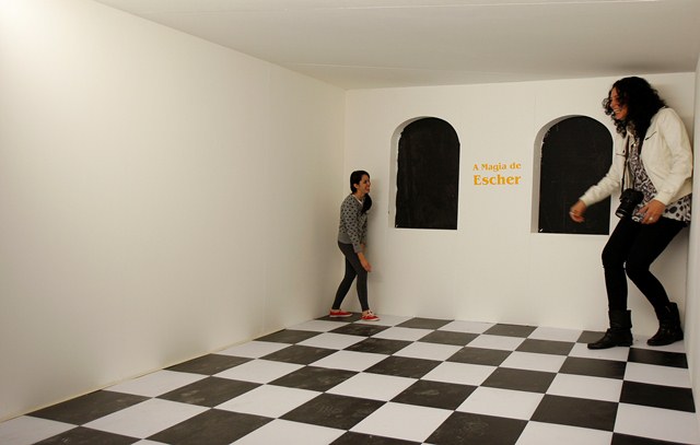 Em uma das obras interativas, ao fotografar, o espectador visualiza pessoas de diferentes perspectivas na imagem | Jonathan Campos / Gazeta do Povo