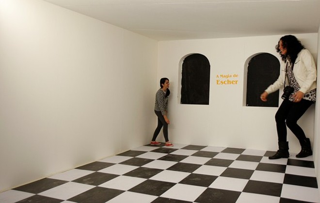 Em uma das obras interativas, ao fotografar, o espectador visualiza pessoas de diferentes perspectivas na imagem |