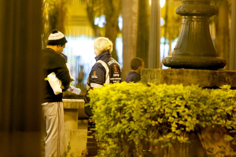 Profissionais buscam sensibilizar os dependentes sobre a importância da saúde e da higiene | André Rodrigues/Gazeta do Povo