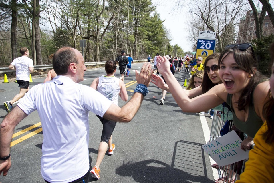 Torcida dá apoio a participantes da maratona: explosões ocorreram cerca de cinco horas depois do início da prova, quando competidores ainda cruzaram a linha de chegada | Dominick Reuter/Reuters