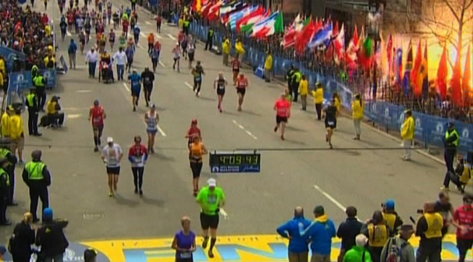 Imagem da NBC mostra o momento em que o primeiro artefato foi detonado durante a maratona de Boston | Reuters/NBC
