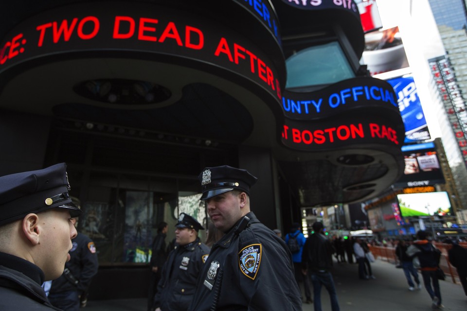Policiais de Nova York de prontidão após as explosões em Boston | Lucas Jackson/Reuters