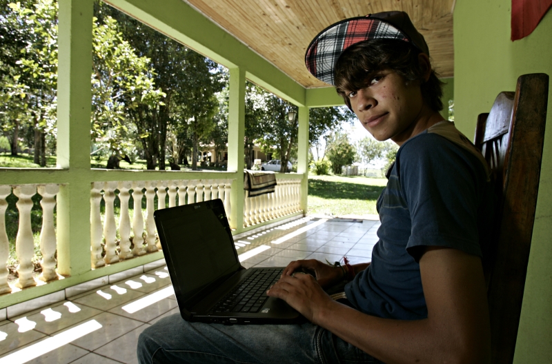Marcondes Alves, de 15 anos, pesquisa e se diverte ao navegar na internet no assentamento Guanabara, em Imbaú, nos Campos Gerais | Josué Teixeira / Gazeta do Povo