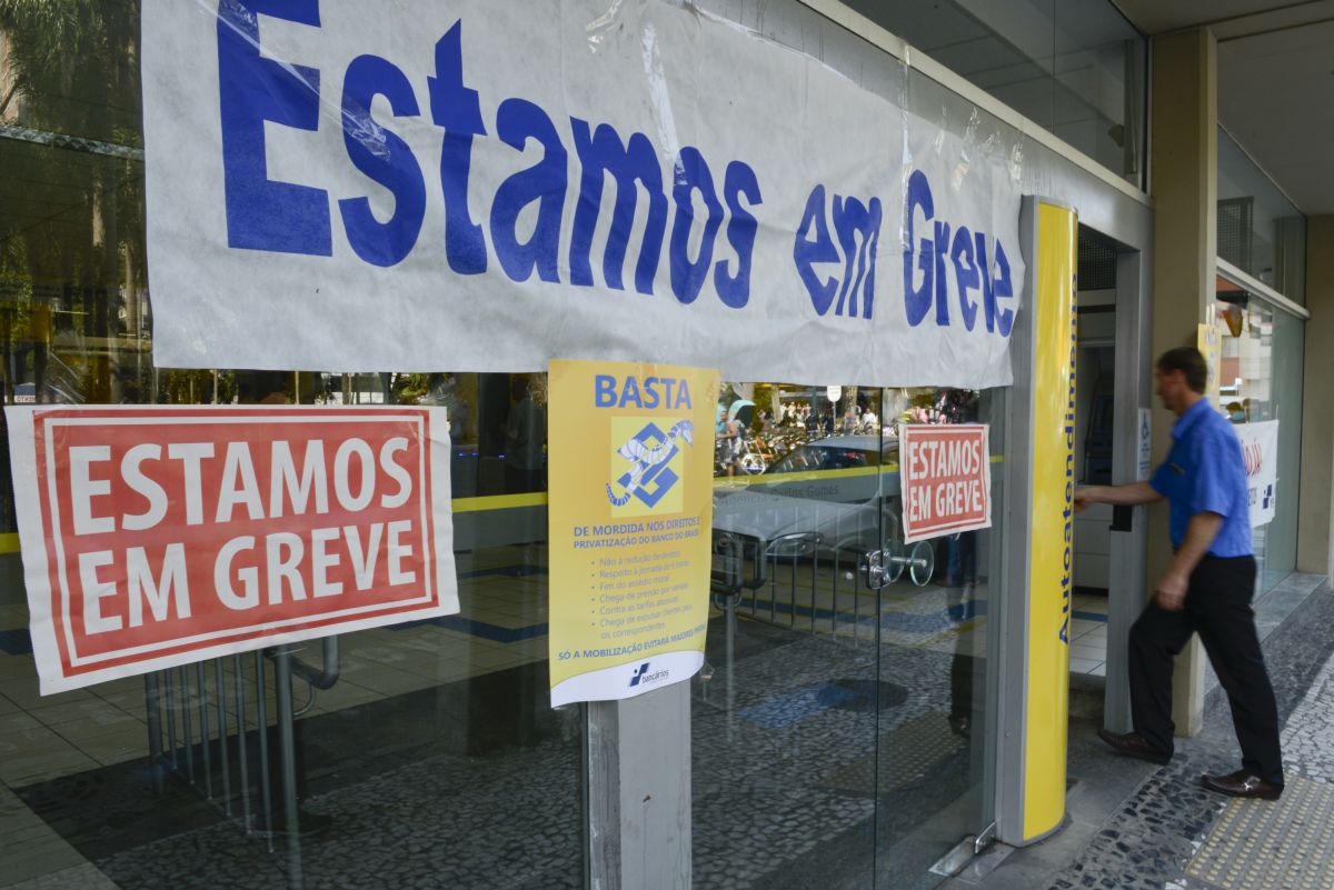 Paralisação será de 24 horas e faz parte de uma mobilização nacional contra uma mudança feita na carga-horária dos funcionários | Henry Milleo / Agência de Notícias Gazeta do Povo