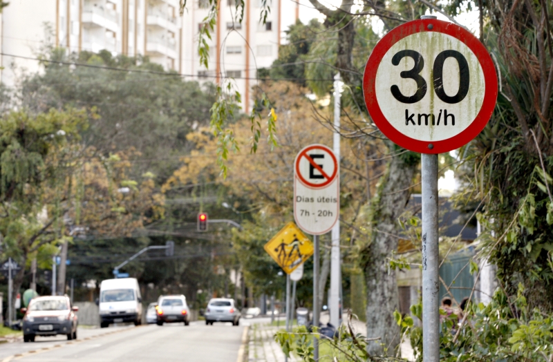 Mobilização defende que em áreas residenciais ou escolares o limite seja de 30 km/h | Hugo Harada/ Gazeta do Povo