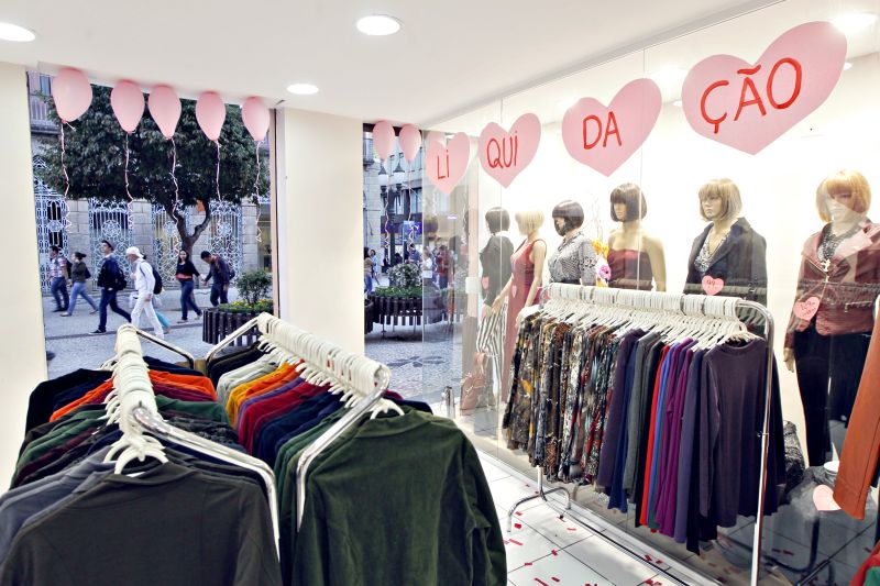 Lojas no Centro de Curitiba: à espera de uma forte retomada, prometida pelos economistas para os próximos meses | Daniel Castellano/ Gazeta do Povo