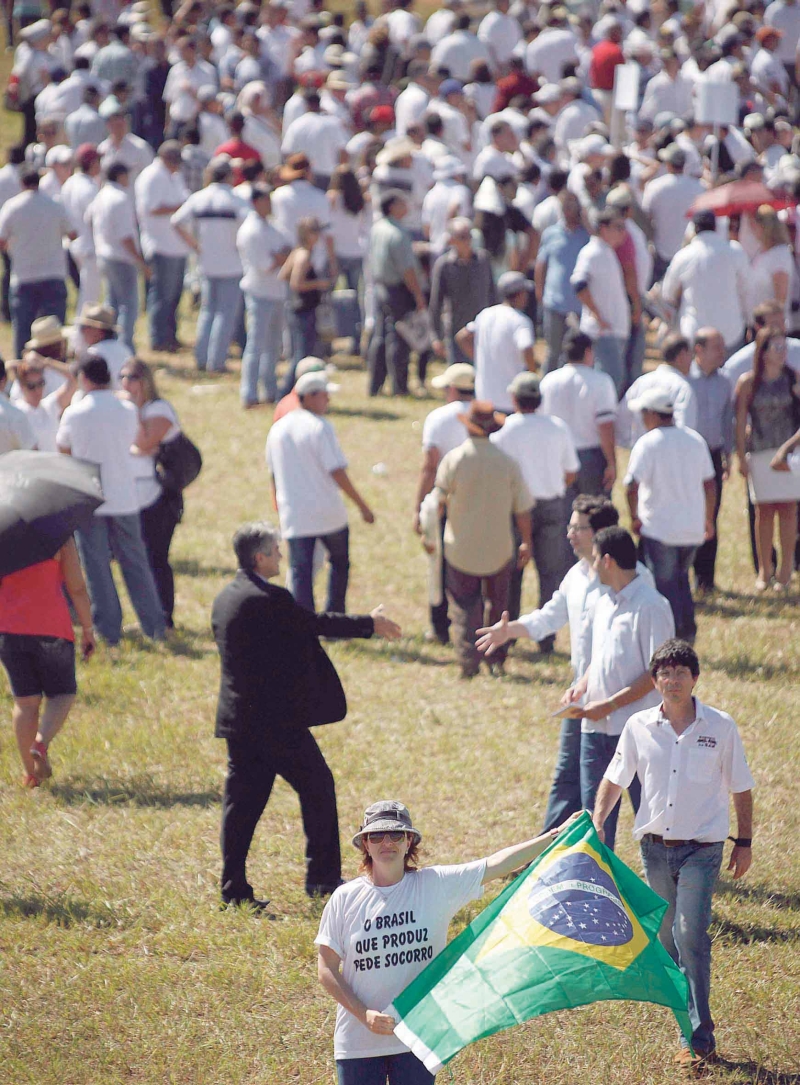 Manifestantes foram impedidos de se aproximar do palco em que estava a presidente. Na foto, a agricultora Luciane Possan | Jonathan Campos/ Gazeta do Povo
