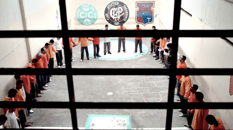 Em Pátio, a câmera instalada do lado de fora das grades registra tudo que ocorre enquanto os detentos estão diante da lente | Divulgação