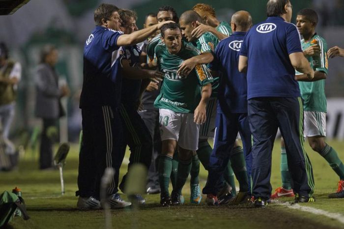 Jogadores e comissão técnica do Palmeiras comemoram o gol de Charles (23) contra o Tigre | Sebastião Moreira / EFE