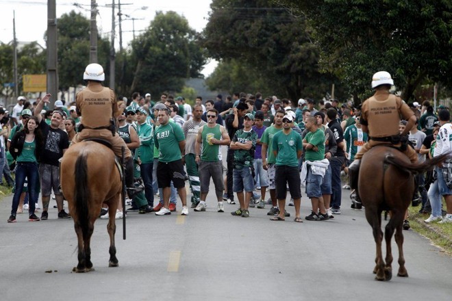 Polícia faz a escolta da torcida coxa-branca |