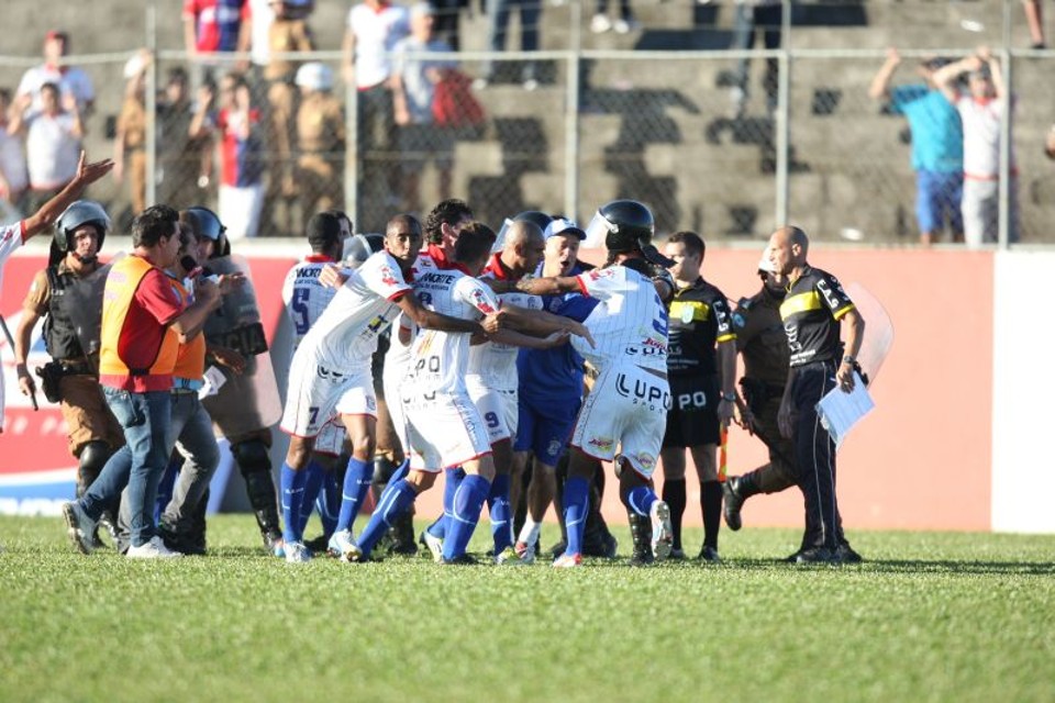 Indignados com a arbitragem, jogadores do Cianorte são contidos pela PM após o jogo | Henry Milleo/Gazeta do Povo