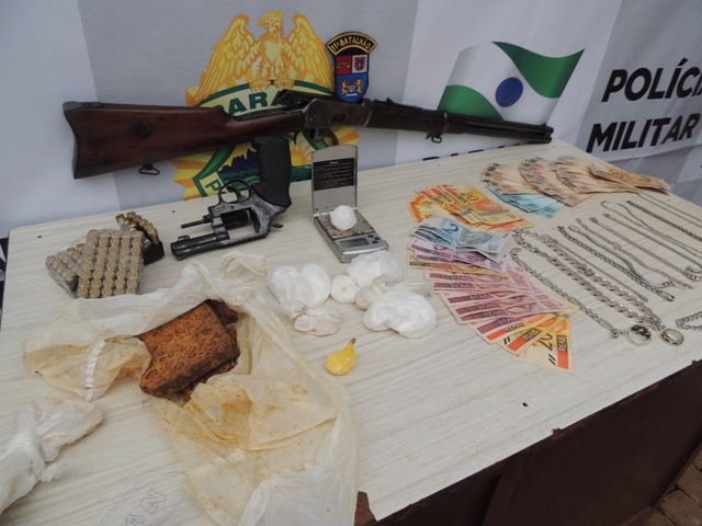 A PM apreendeu maconha, cocaína, crack, um revólver e uma carabina, além de dinheiro e outros produtos do tráfico | Divulgação/PM