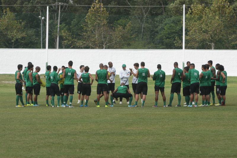 Jogadores do Coritiba conversam com a comissão técnica no treino da manhã desta sexta no CT da Graciosa | Aniele Nascimento / Gazeta do Povo