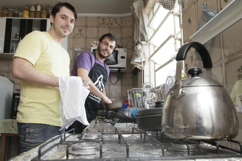 Luiz Modesto (à dir.) e o companheiro, Robson Girardello: garantia para a vida do casal | Walter Fernandes/ Gazeta do Povo