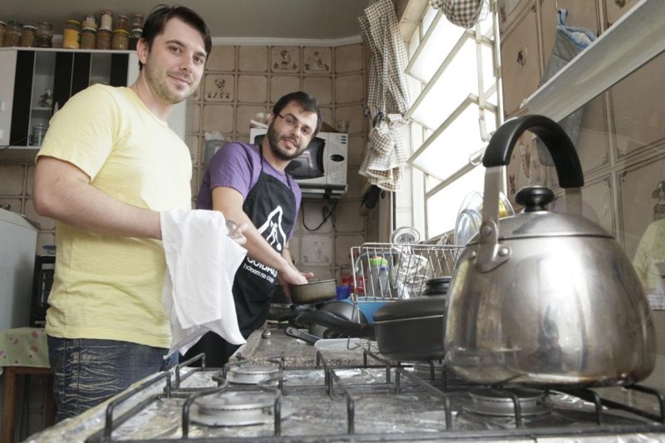 Luiz Modesto (à dir.) e o companheiro, Robson Girardello: garantia para a vida do casal | Walter Fernandes/ Gazeta do Povo