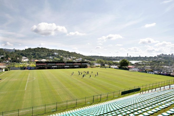 Fora:Adotado pelo Atlético, o Ecoestádio foi vetado pela Polícia Militar e rejeitado pela Promotoria de Defesa do Consumidor. Incrustrado entre a BR-277 e o Park Shopping Barigüi, o local não permite isolamento, o pior cenário para a PM.