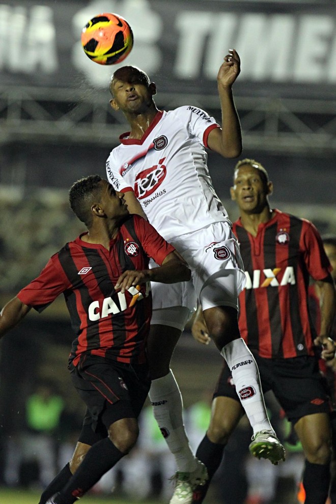 Deivid e Marcão observam o adversário cabecear | 