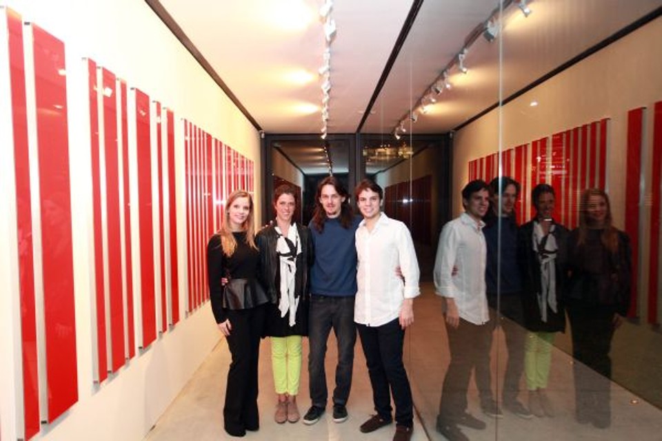 Os irmãos Laura e Guilherme Simões de Assis (nas pontas) inauguraram na quinta-feira exposição na SIM Galeria, que reúne obras da alemã Katinka Pilscheur e do brasileiro Tony Camargo (ambos ao centro). Katinka está morando em Curitiba há mais de um mês especialmente para produzir às obras na mostra | Rogério Theodorovy