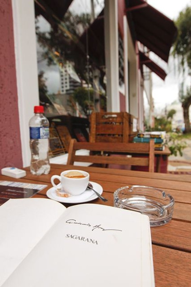 Café e chá da tarde são servidos de segunda a sexta-feira na livraria |