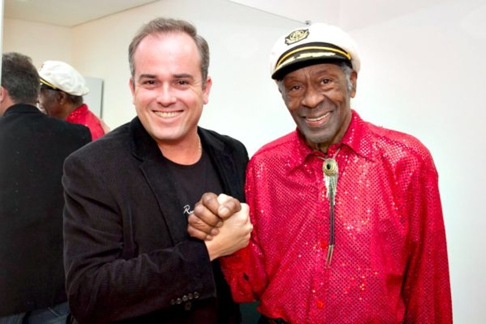 Antes de entrar no palco para o show da última sexta-feira, no Teatro Positivo Grande Auditório, Chuck Berry fez questão de receber no camarim o produtor Mac Lóvio Solek, da Prime. Ele foi o responsável pelas duas únicas apresentações que Chuck realizou na cidade, a primeira em 2008, no Guairão | Gustavo Garrett