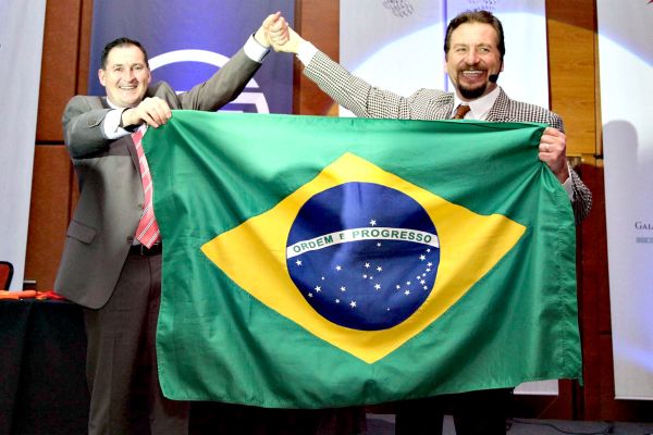 Na solenidade de posse da nova diretoria do Ibef-PR, anteontem, no Estação Business School, o novo presidente, Clécio Chiamulera, e o palestrante da noite, Clóvis Tavares, confraternizam em momento de celebração patriótica | Gisele Koprowski