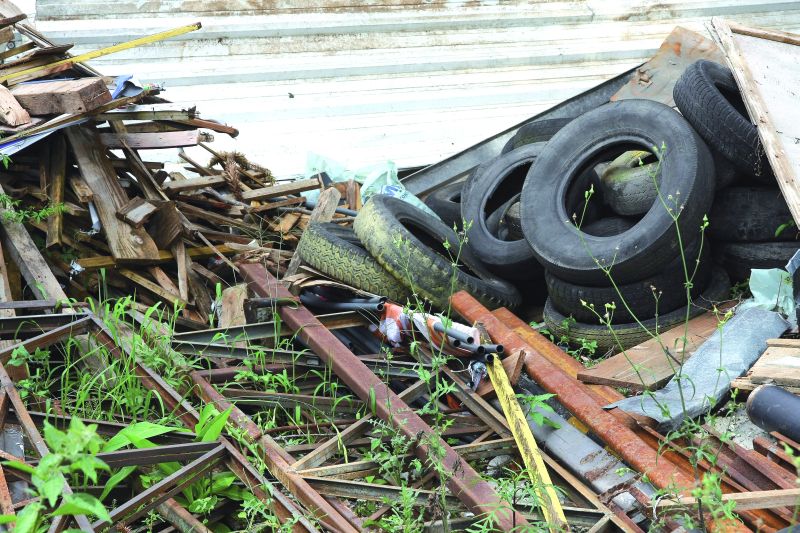 Lixo acumulado pode propagar doenças | Andre Rodrigues/ Gazeta do Povo