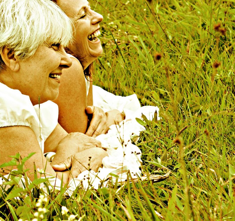 Lirba Teixeira e Regina Razzolini, em cena de Bolo & Vinho | Divulgação