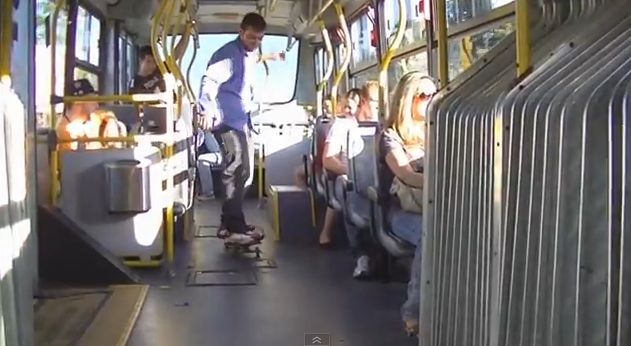 Até por volta das 19h30 desta terça-feira (16), o vídeo com jovens andando de skate dentro de um ônibus biarticulado já tinha quase 5,1 mil visualizações | Reprodução / Youtube.com