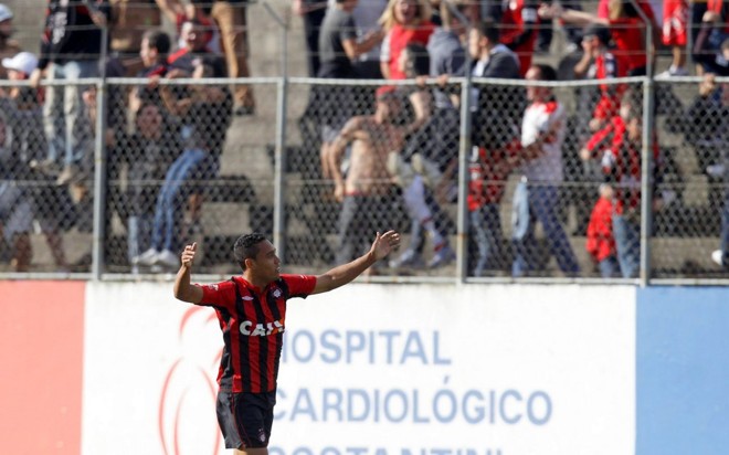 Edigar faz comemoração solitária após marcar o primeiro gol do jogo |