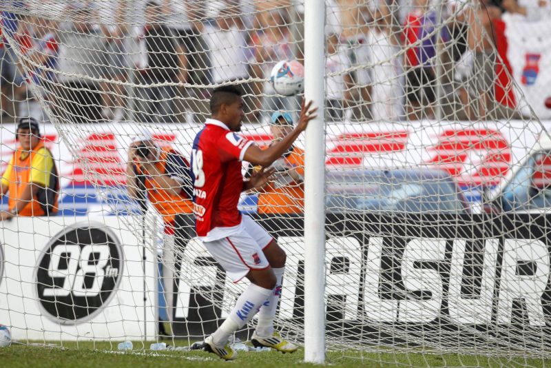 Arthur toca a bola de cabeça para o gol após chapelar o goleiro Fabrício | Daniel Castellano / Gazeta do Povo