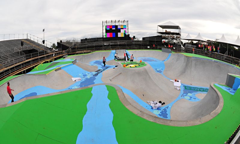 Funcionários trabalham na montagem da estrutura para a disputa do skate no X Games em Foz do Iguaçu | Marcos Labanca / Gazeta do Povo