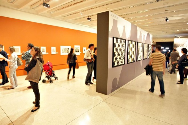 Mostra traz instalações interativas e 85 obras do artista holandês |